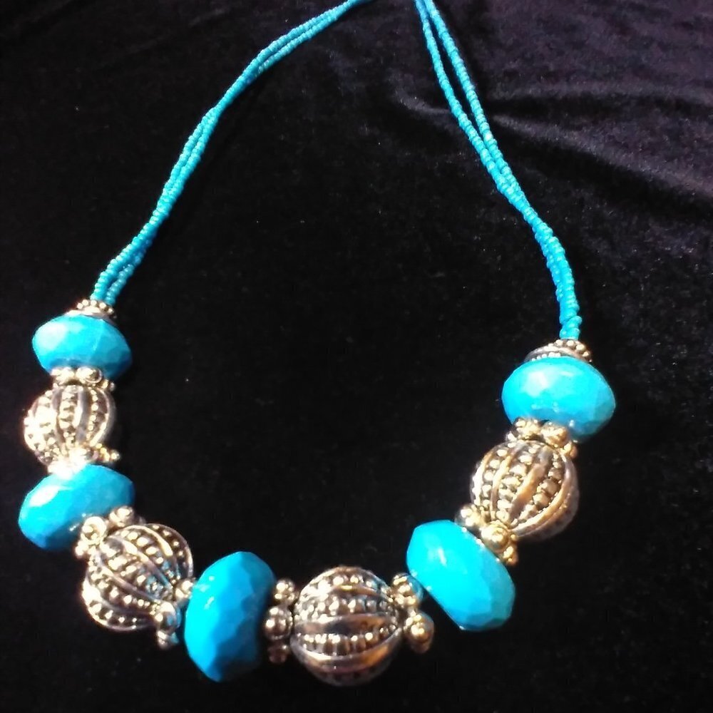 Beautiful Faux Turquoise & Silver toned Necklace